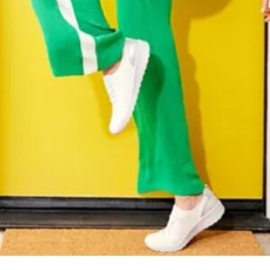 BZEES Golden Knit Washable Slip On Sneakers. Size 8.